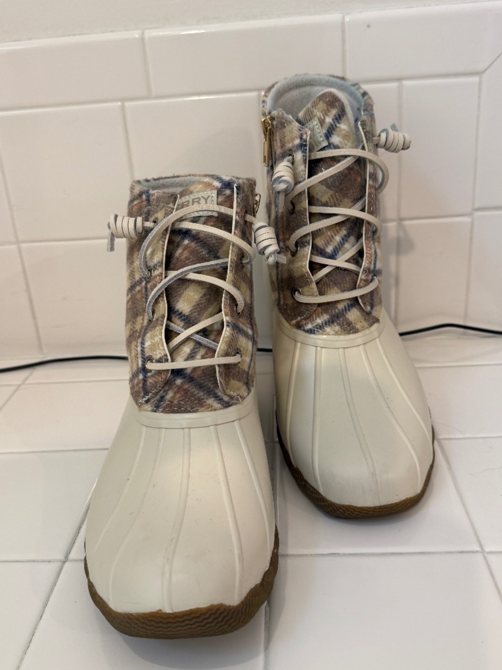 Like New Sperry Saltwater Duck Boot Size 9. Cream, tan, pink, blue, white plaid;